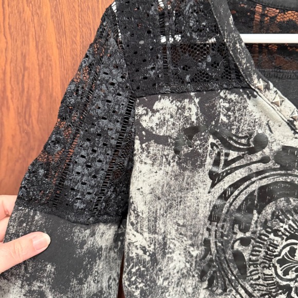 Treasure Rock Womens L Long Sleeve Lace V Neck Graphic T Shirt Top - Picture 2 of 9